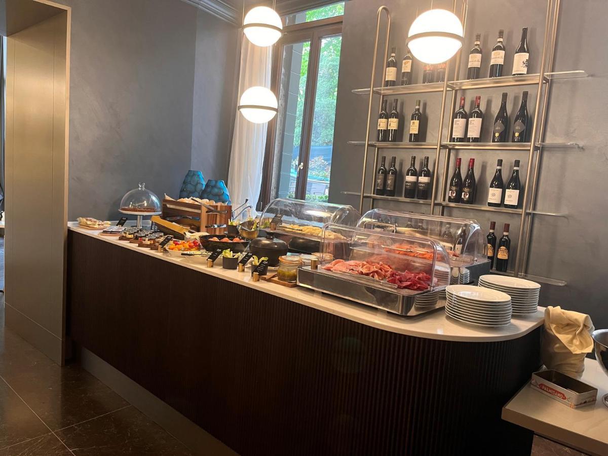 Radisson Collection Hotel, Palazzo Nani Venezia Esterno foto The buffet at the lounge