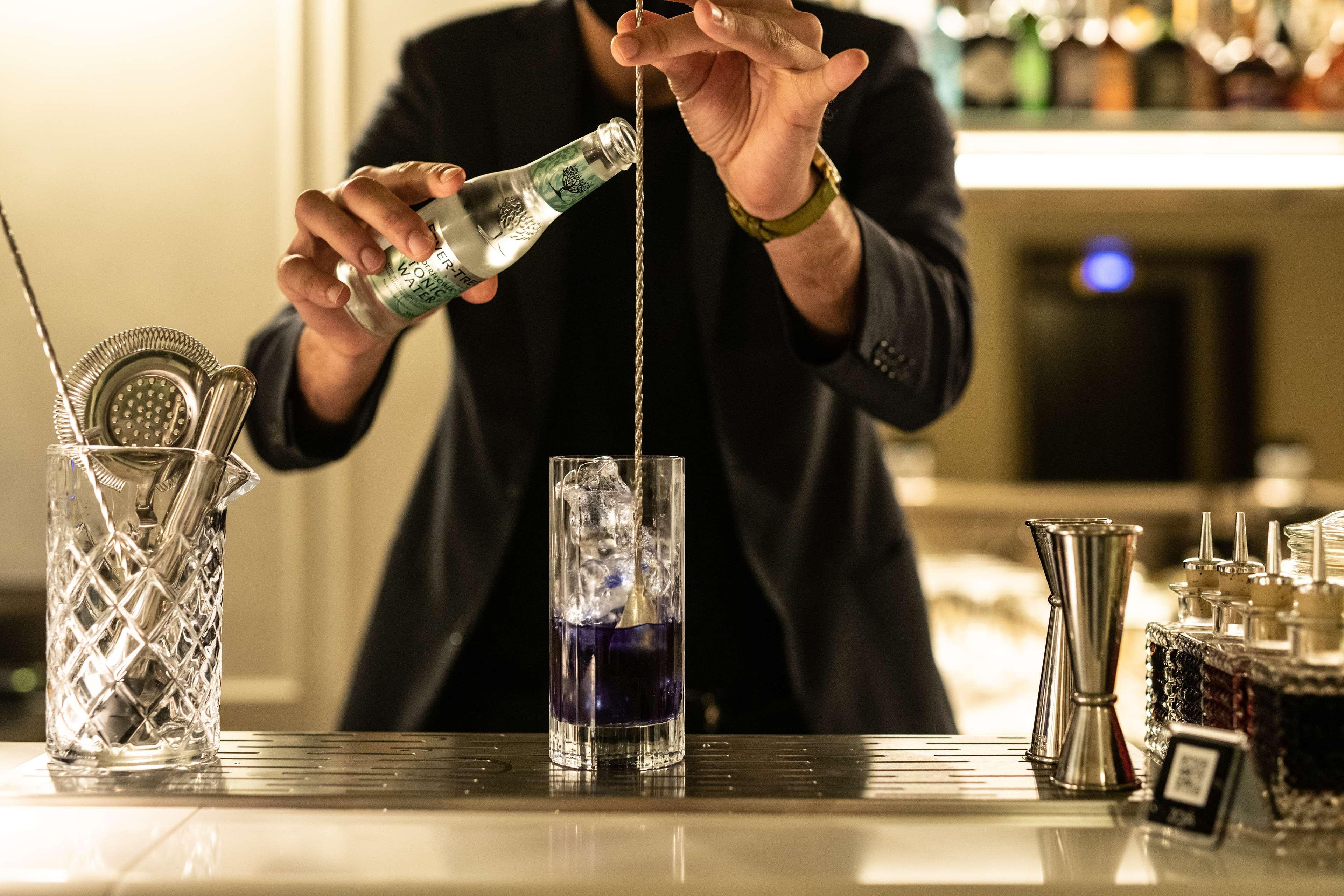 Radisson Collection Hotel, Palazzo Nani Venezia Esterno foto A bartender topping a cocktail with tonic water