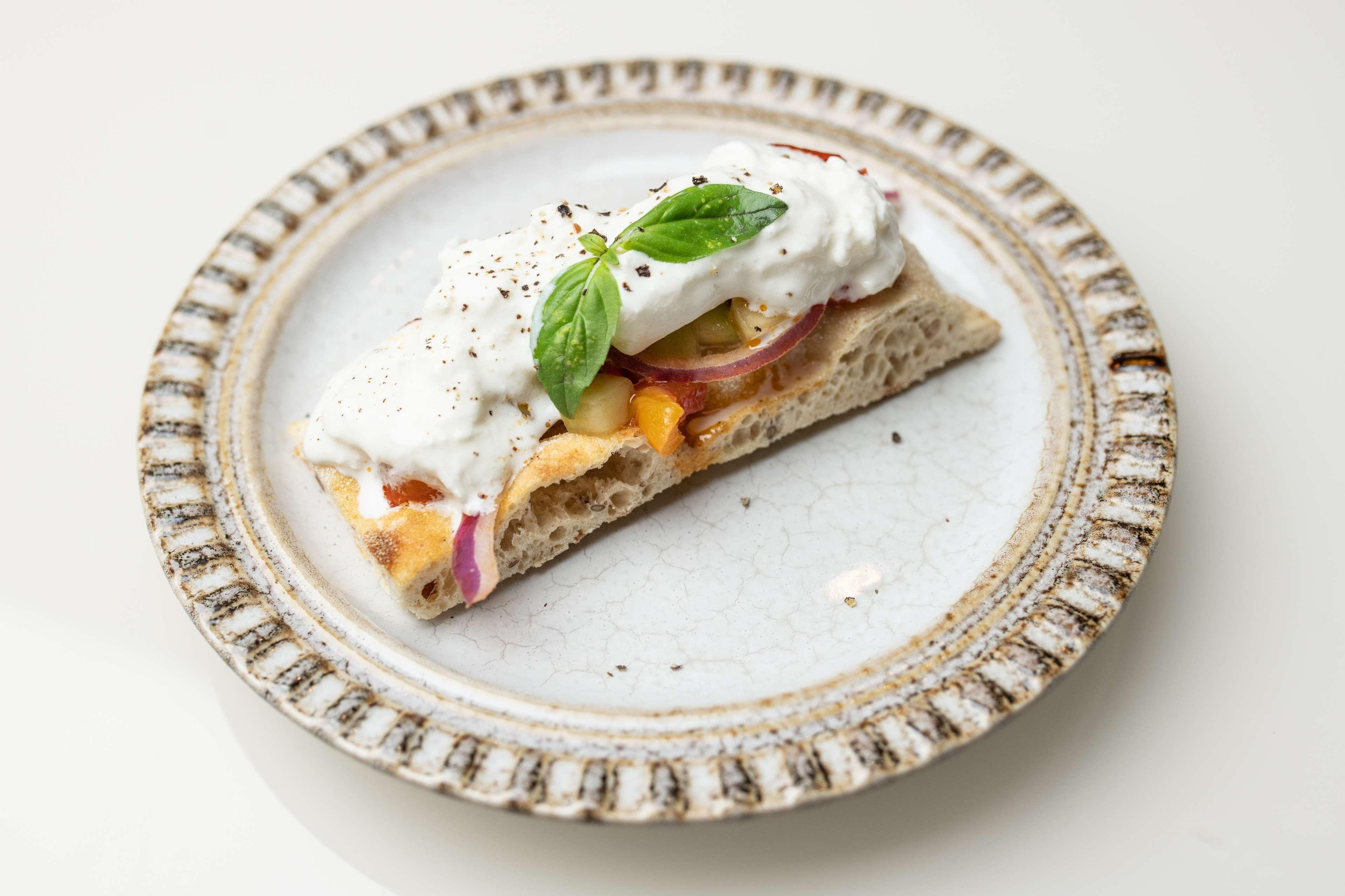 Radisson Collection Hotel, Palazzo Nani Venezia Esterno foto A piece of naan bread with a topping of yoghurt, red onion, and mango