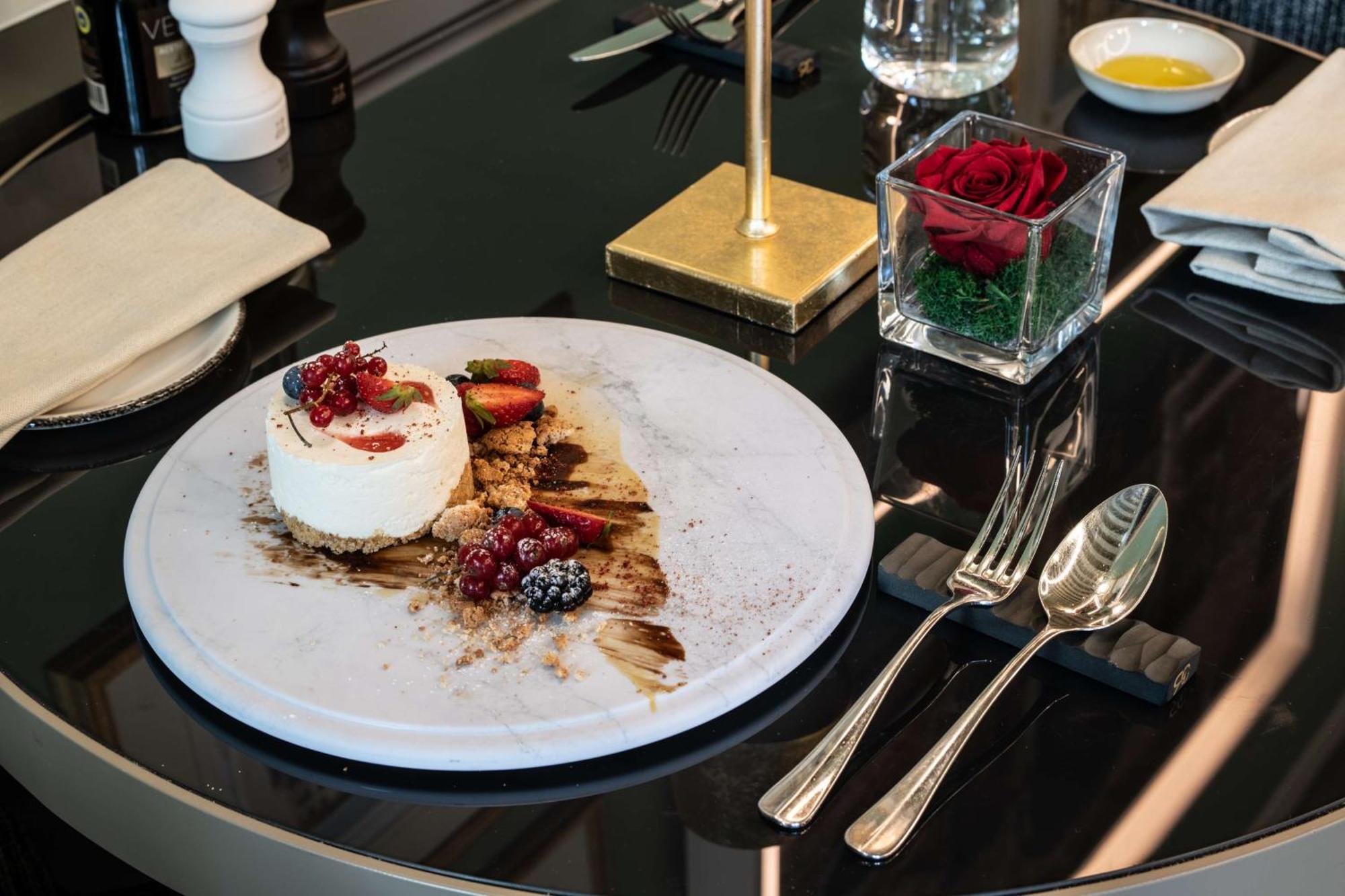 Radisson Collection Hotel, Palazzo Nani Venezia Esterno foto A dessert at the restaurant