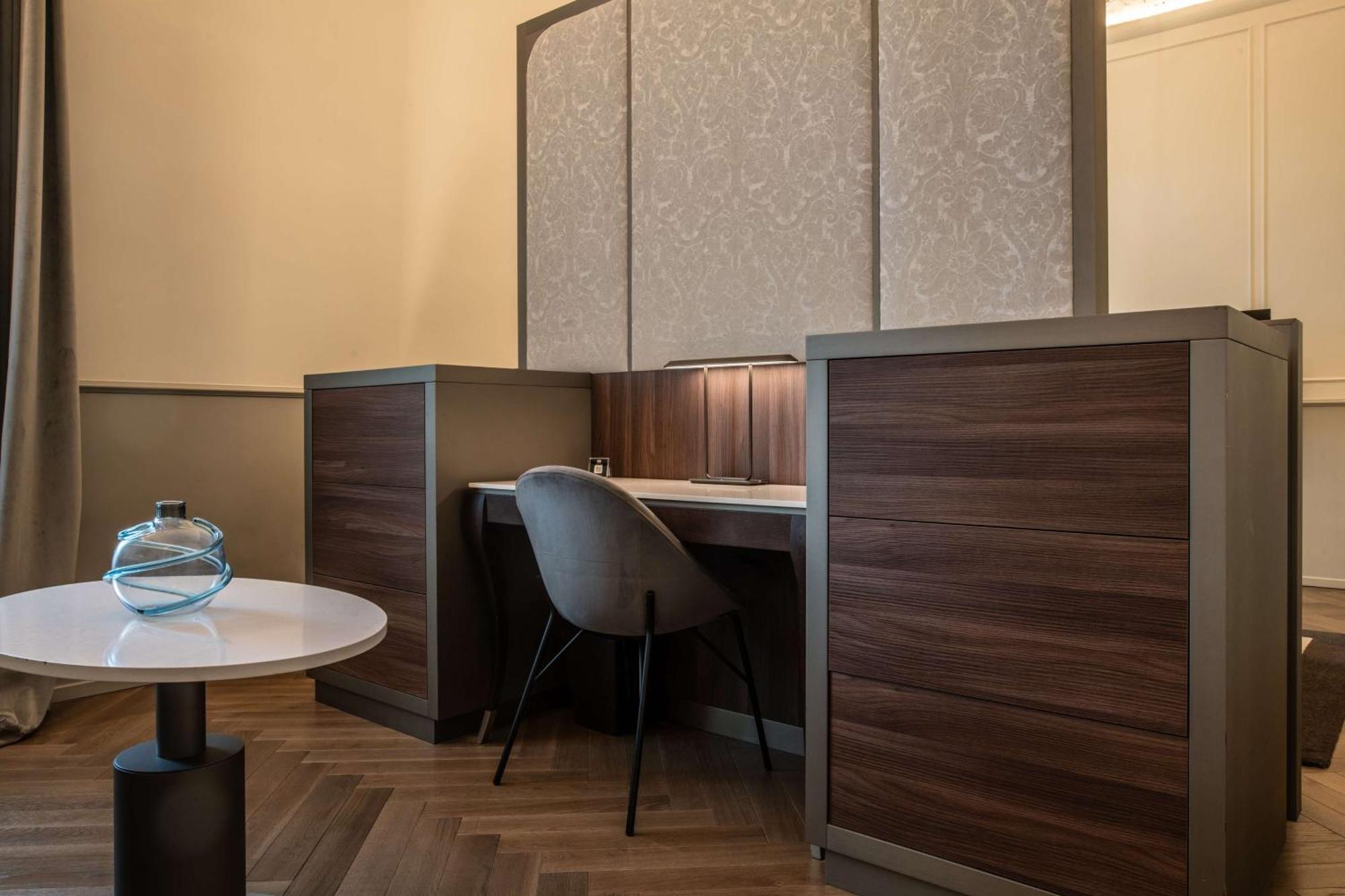 Radisson Collection Hotel, Palazzo Nani Venezia Esterno foto A work space at the library