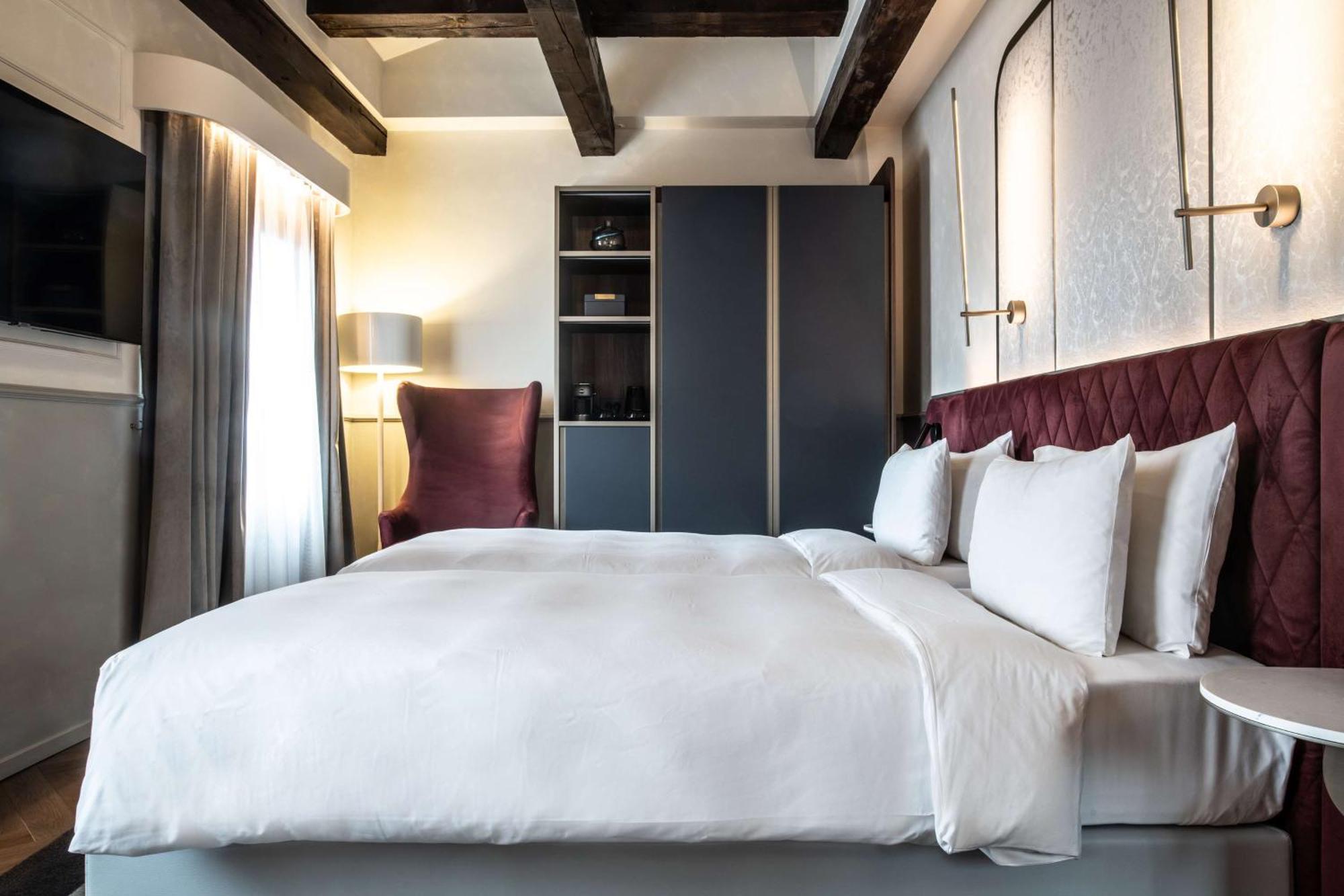 Radisson Collection Hotel, Palazzo Nani Venezia Esterno foto A bedroom at the hotel