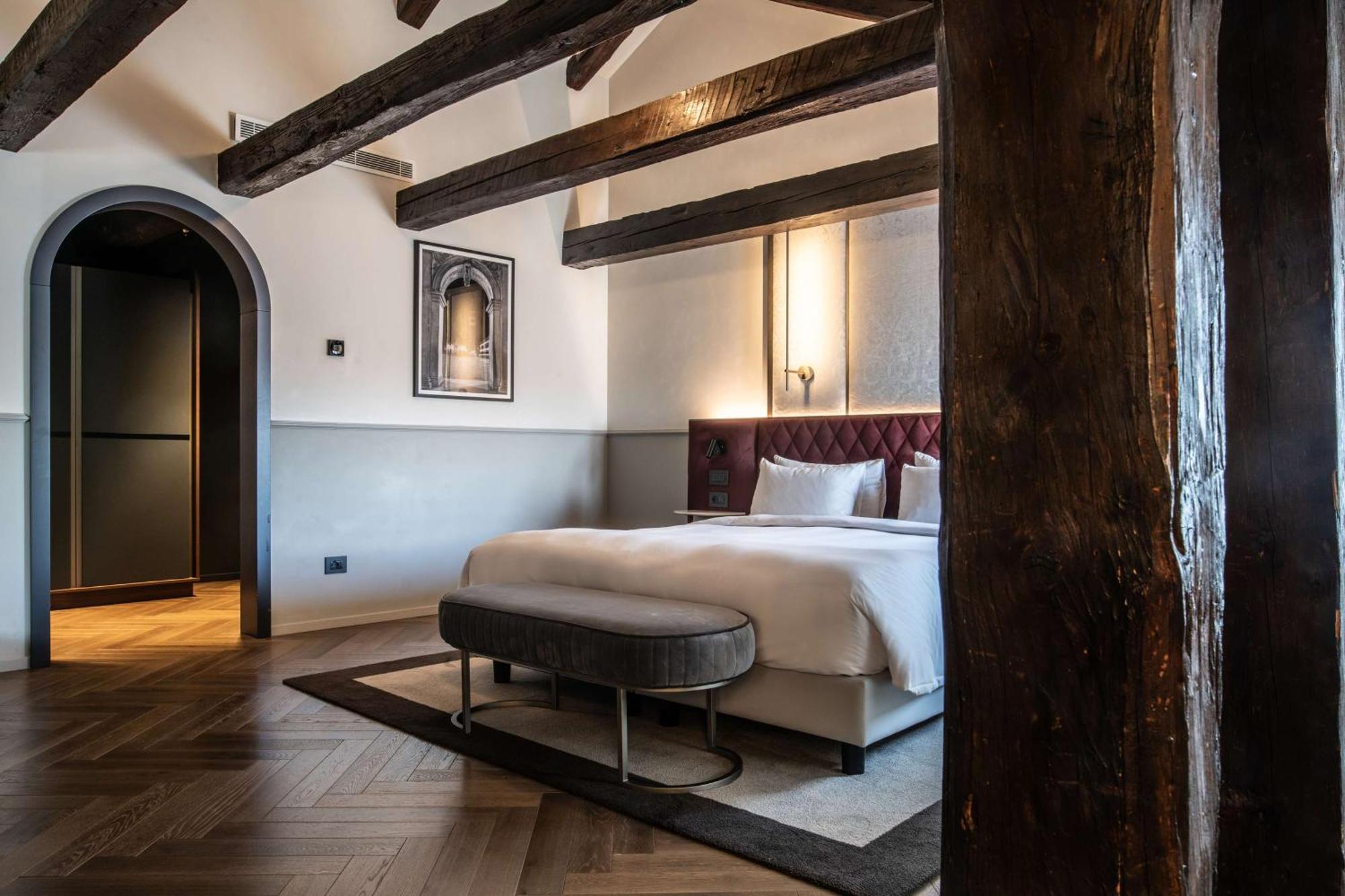 Radisson Collection Hotel, Palazzo Nani Venezia Esterno foto A bedroom at the hotel