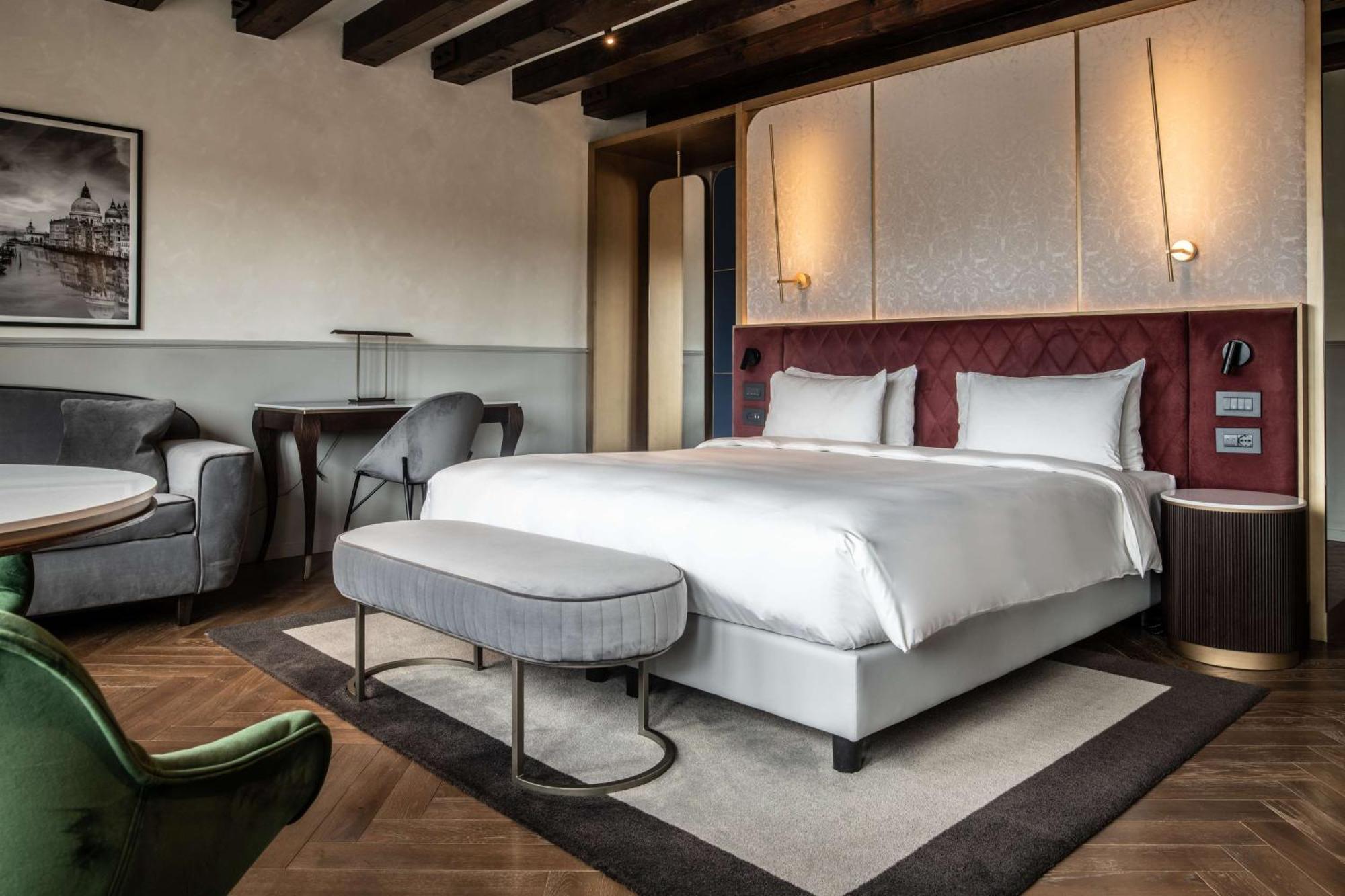 Radisson Collection Hotel, Palazzo Nani Venezia Esterno foto A bedroom at the hotel
